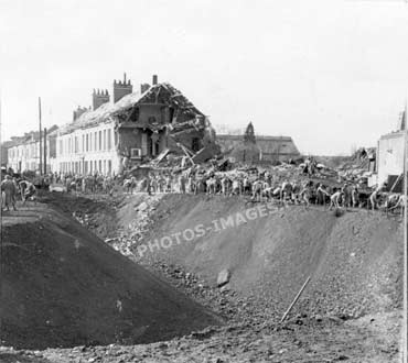 Photo du gigantesque entonnoir du cratère de mine dans la ville de Ham pendant la guerre ww1 de 1914-1918