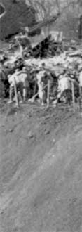 Hommes de troupe pelletant au bord du gouffre de l'explosion de mine en 14-18 ww1