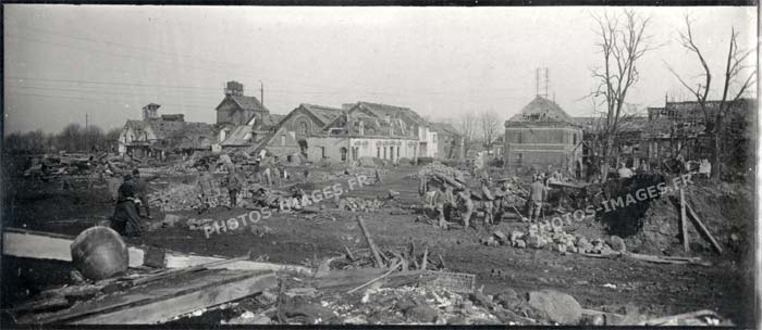 Photo panoramique de la ville de Ham pendant la guerre de 14-18 ww1 après le départ des troupes allemandes
