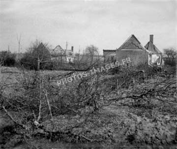 Une maison et son jardin saccagé photographié en 14-18 ww1 à Verlaines