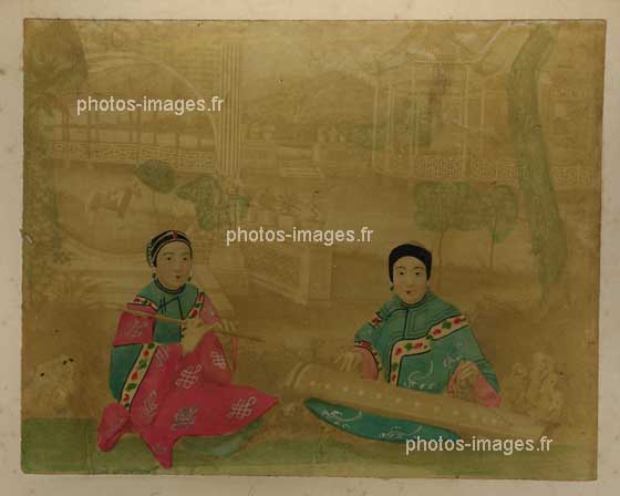 Shang-ha&iuml;: : deux musiciennes en costume vers 1900