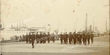 défilé des Volontaires français sur le port de Shanghaï en 1902