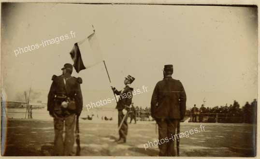 présentation du drapeau à la parade militaire, Shanghaï, vers 1900.