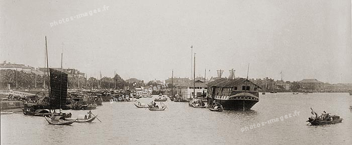 Le Bund et ses bateaux à quai ou au mouillage sur le Whang-Poo 